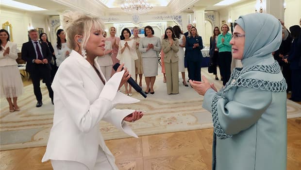 Ajda Pekkan, NATO zirvesinde lider eşlerine konser verdi
