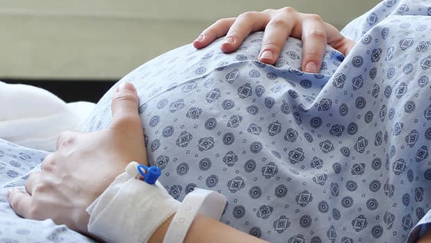 Doğum sonrası hayatını kaybeden annenin doktoru serbest bırakıldı
