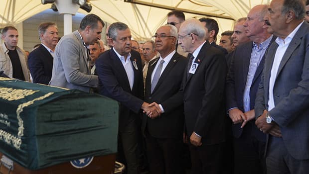 Kılıçdaroğlu ve Özel cenazede bir araya geldi