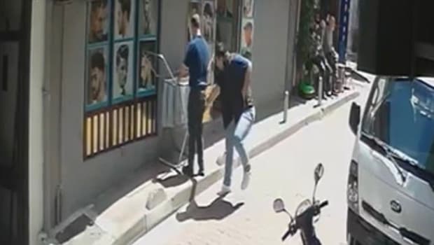 Saç kesimini beğenmeyen genç, berberini bıçakladı