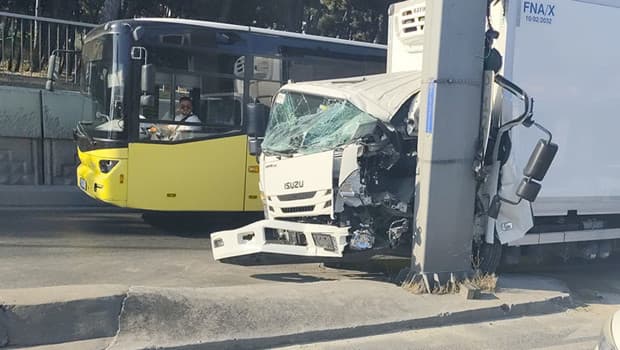 Bahçelievler D-100'de kamyonet direğe çarptı, sürücü yaralandı
