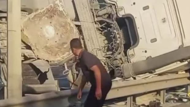 Büyükçekmece'de beton tankeri devrildi, yol trafiğe kapatıldı