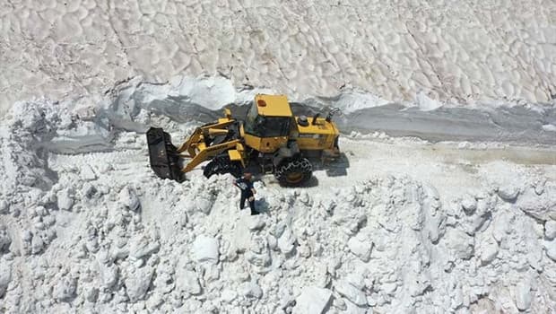 Kars'ta 6 metrelik kar temizliği devam ediyor