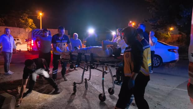 Bursa'da motosiklet trafik levhasına çarptı, sürücü ağır yaralandı
