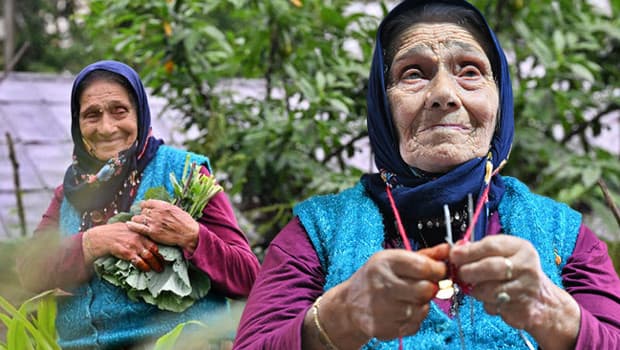 89 yaşındaki Trabzonlu nine, 62 torunuyla örgü örerek hayatına renk katıyor