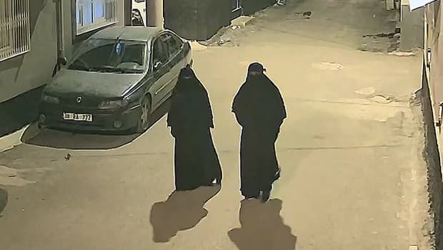 Adana'da çarşaf giyen hırsızlar evden altın çaldı, yakalandılar