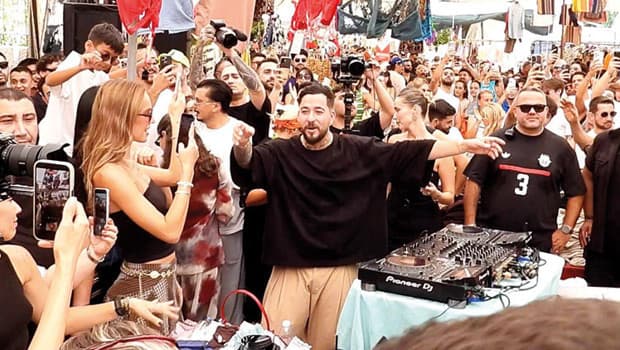 Çeşme-Alaçatı semt pazarında DJ Mahmut Orhan performans sergiledi