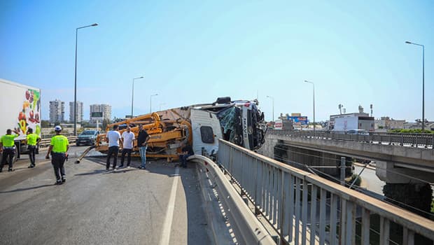 Antalya'da beton pompası kamyonu üst geçitte asılı kaldı, sürücü kurtarıldı
