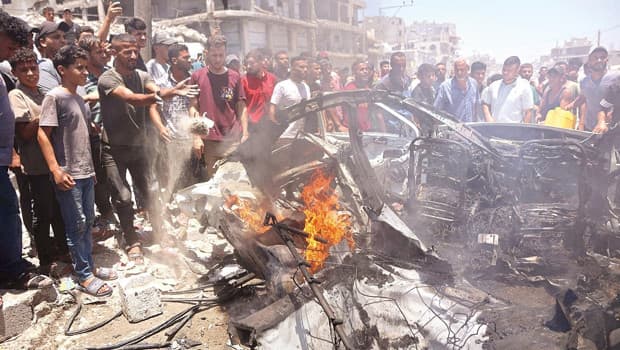 Gazze'de Filistinliler İsrail saldırılarını protesto ediyor