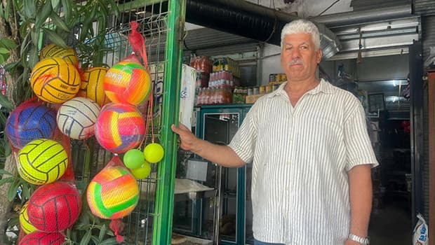 Bornova'daki bakkal, nostaljik ürünleriyle geçmişi hatırlatıyor