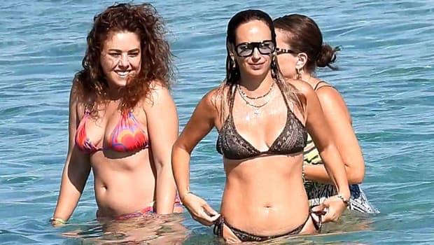 Seda Bakan ailesiyle Çeşme'de tatil yapıyor