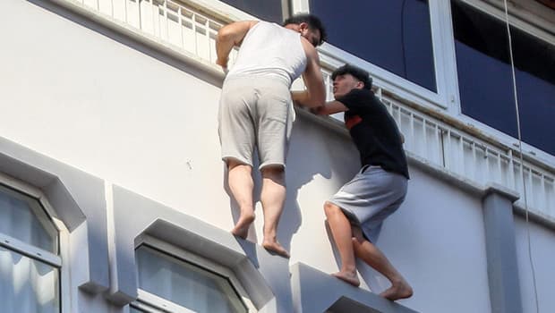 Antalya'da yangında mahsur kalan iki kişi pencereden kurtarıldı