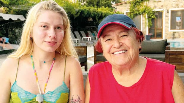 Aleyna Tilki, Bodrum'da Selda Bağcan'ı ziyaret etti.