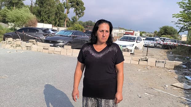 Hatay'da işletme sahibi sahil yolunu kapattı