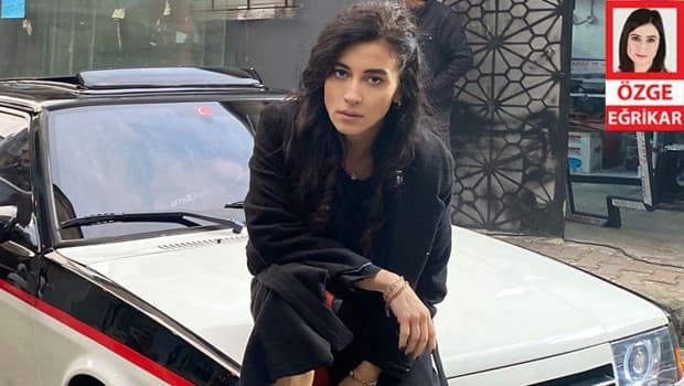 Burcu Gönder, yeni tiyatro oyunu için Kollektör Prodüksiyon ile anlaştı