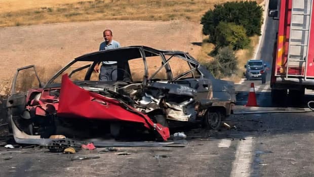 Afyonkarahisar'da otomobiller çarpıştı: 1 ölü, 2 yaralı