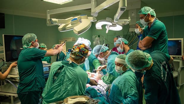 Türkiye'de 26 haftalık bebeğe kapalı omurilik ameliyatı yapıldı