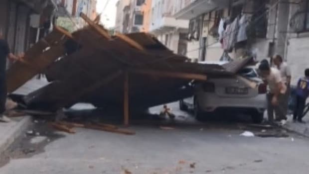 Esenler'de fırtına nedeniyle 4 katlı binanın çatısı uçtu, çocuklar kurtuldu
