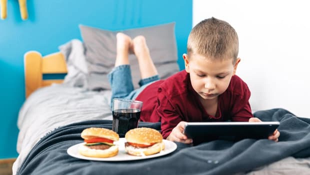 Ekran bağımlılığı çocuklarda obezite riskini artırıyor
