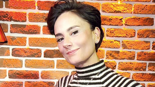 Dilek Kavraal, doğum günü şarkılarıyla tanınan bir ses sanatçısı