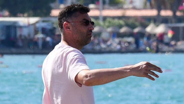 Burak Yılmaz Bodrum'da yalnız yemek yedi