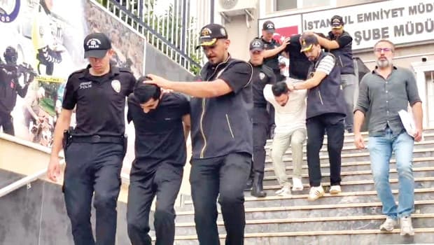 Esenyurt'ta bir kişi rezidanstan düştü, durumu belirsiz