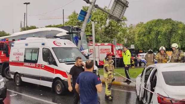 Eyüpsultan'da yolcu otobüsü otomobile çarptı, yaralılar var