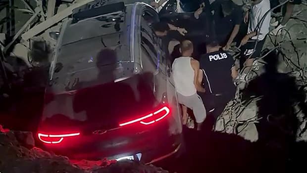 Hatay'da yapımı süren köprüden cip düştü, 2 yaralı