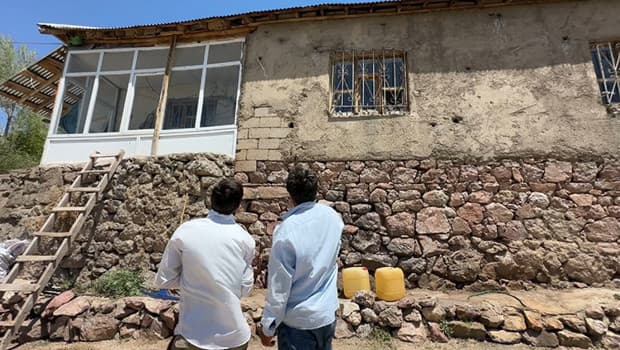 Hakkari'de yılanlar nedeniyle Özmen ailesi evlerine giremiyor
