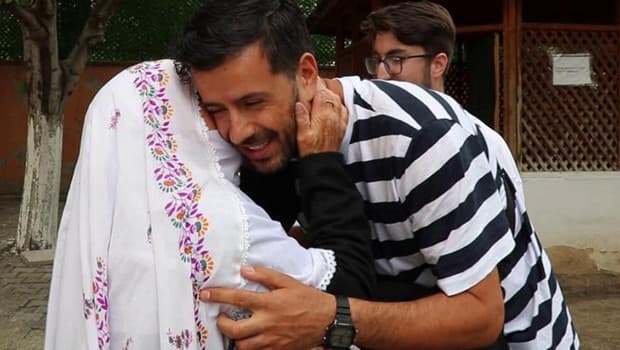 Erzurum'da gençler buldukları cüzdanı polise teslim etti