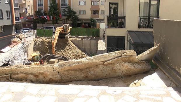 Kağıthane'de yıkım sırasında komşu binanın balkonu zarar gördü