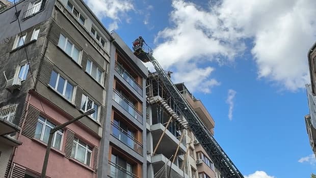 Beyoğlu'nda çatıya çıkan turist itfaiyeyi alarma geçirdi