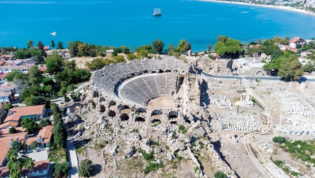 Aspendos Antik Kenti'nde 2400 yıllık mezar bulundu