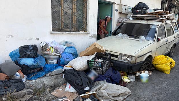 İzmir'de mahalle sakinleri çöp ev nedeniyle rahatsız