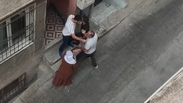 Beyoğlu'nda fön parası yüzünden taşlı sopalı kavga