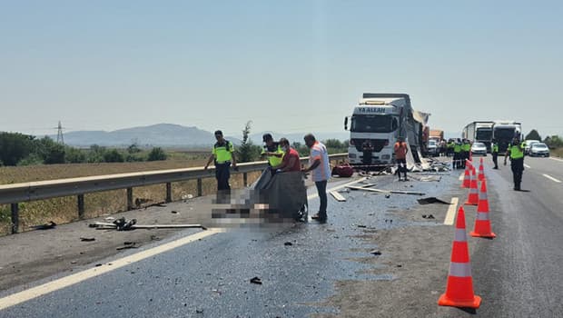 Adana'da otoyolda TIR kazası: Tamir sırasında hayatını kaybetti