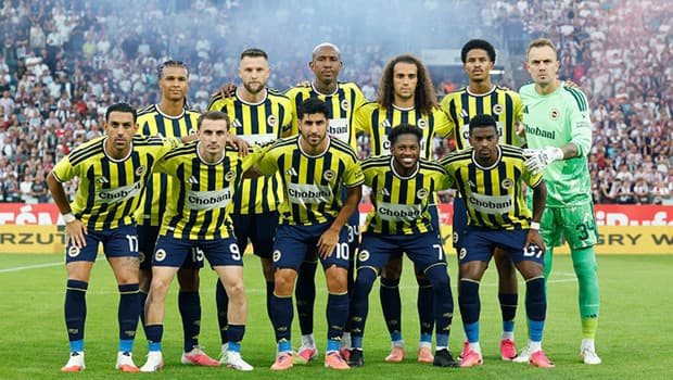 Fenerbahçe'den ayrılan futbolcu tribünlere veda etti