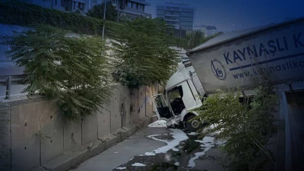 Esenler'de tır yol kenarındaki dereye düştü