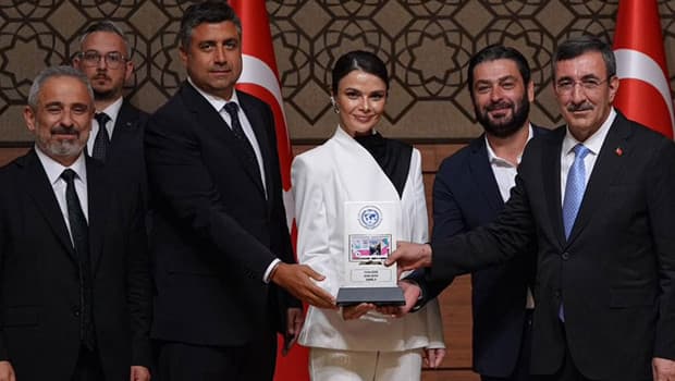 Uzak Şehir, Yılın Dizisi Ödülünü Aldı