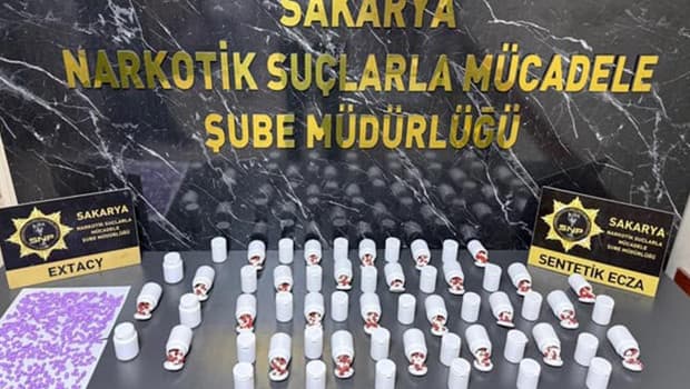 Kuzey Marmara Otoyolu'nda durdurulan araçta 3 bin 147 sentetik ecza bulundu