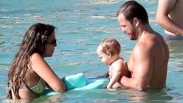 Tolga Sarıtaş ve Zeynep Mayruk Çeşme'de tatil yapıyor