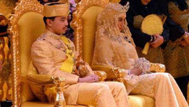 Brunei Sultanı, gelininden tüm kraliyet unvanlarını aldı.