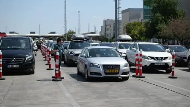 Gurbetçilerin dönüş yolculuğu devam ediyor, sınır kapılarında yoğunluk artıyor