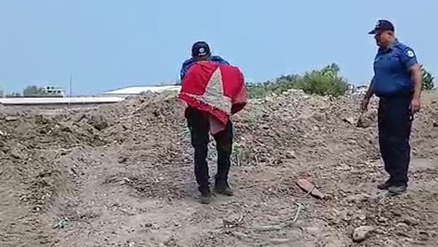 Hatay'da polis, enkazdan aldığı Türk bayrağını öperek saygı gösterdi