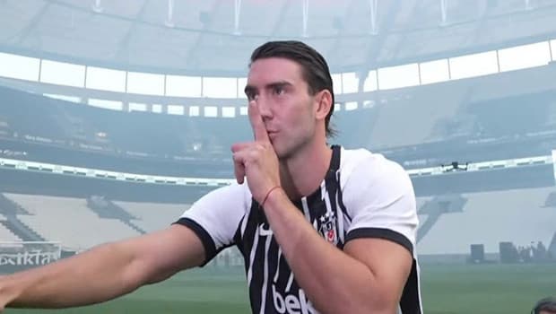 Dusan Vlahovic Beşiktaş'ta imza töreni düzenledi