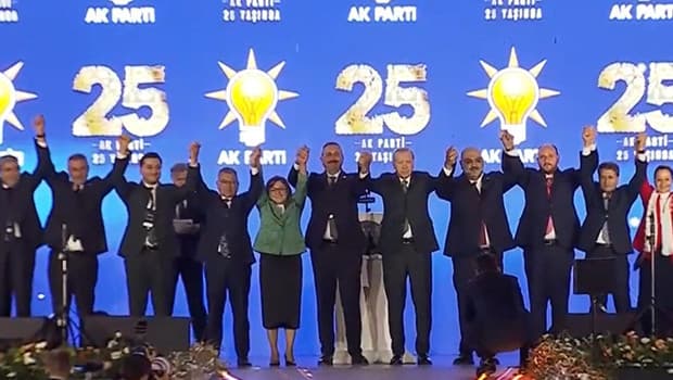 AK Parti'ye 3 milletvekili ve 7 belediye başkanı katıldı