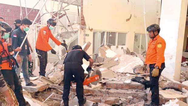 Endonezya'da 7.7 büyüklüğünde deprem: 47 kişi hayatını kaybetti
