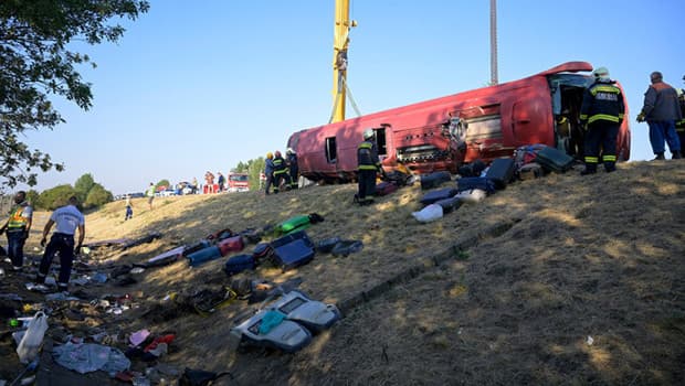 Macaristan'da yolcu otobüsü devrildi, 12 kişi hayatını kaybetti