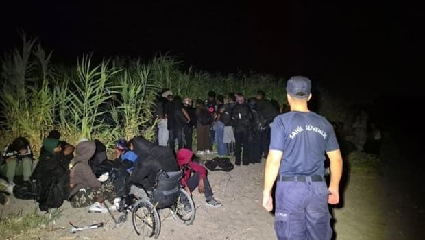 İzmir'de 62 düzensiz göçmen ve bir kaçakçı yakalandı