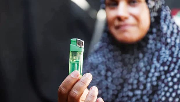 Gazze'de ateş yakmak zorlaşıyor, çakmak tamirciliği yaygınlaşıyor